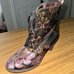 L'ATISTE Women's Patterned Heeled Boots - Black and Brown